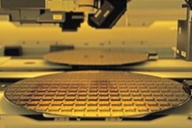 반도체, 플래스틱에서 유리로 전환